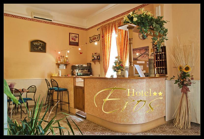 Hotel Eros ลิโด ดิ กามาโยเร ภายนอก รูปภาพ